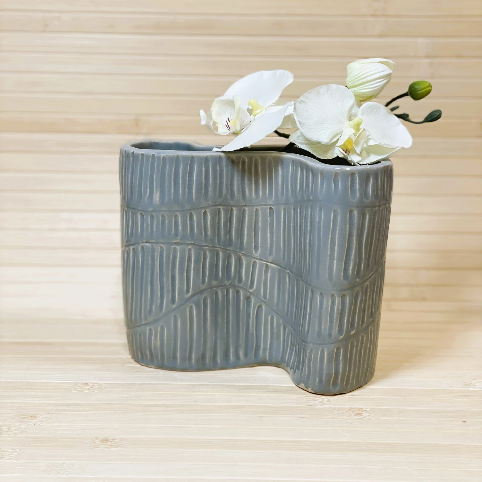 Vase grau in S-Form Vase grau in S-Form