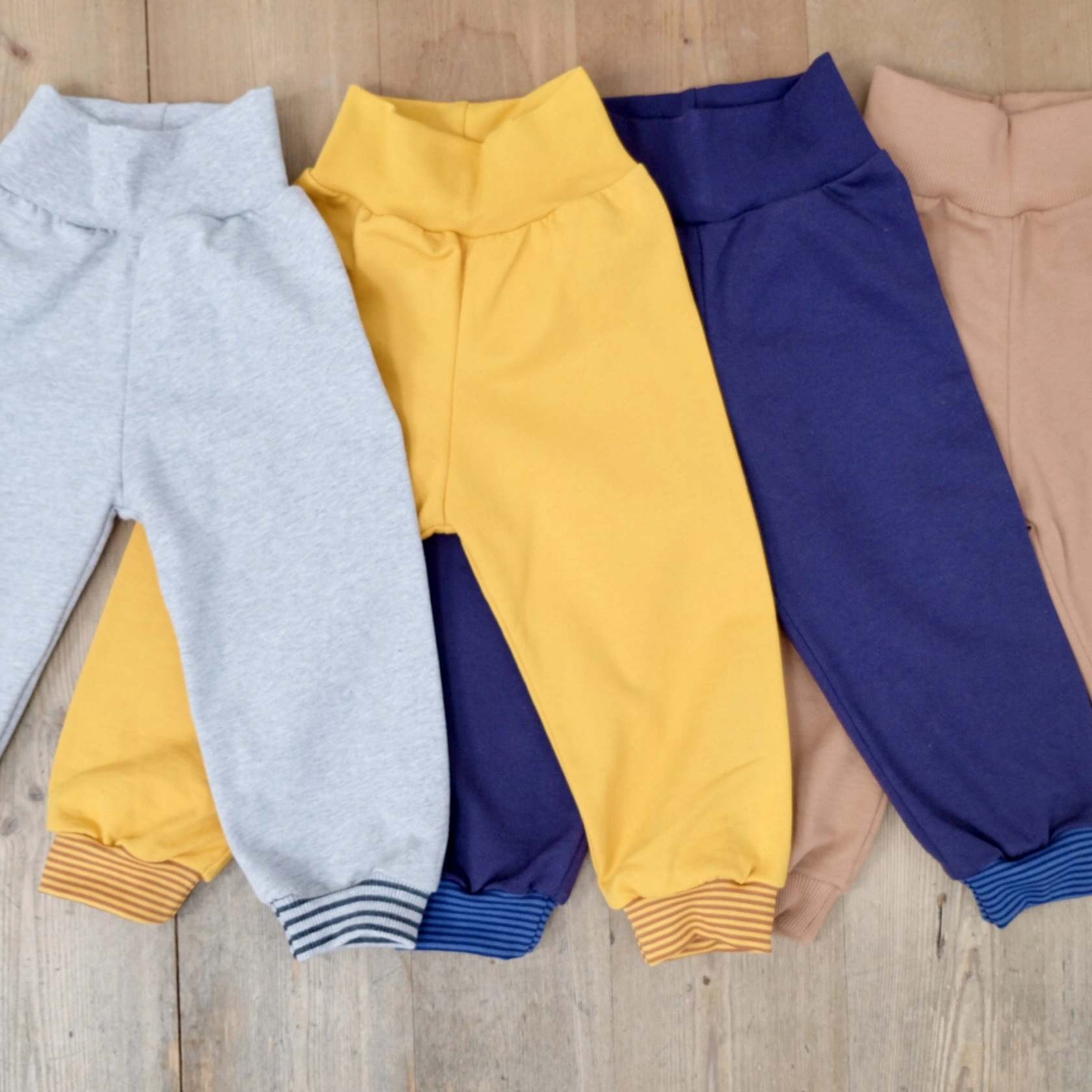 Pantaloni felpati in colori diversi Pantaloni felpati in colori diversi