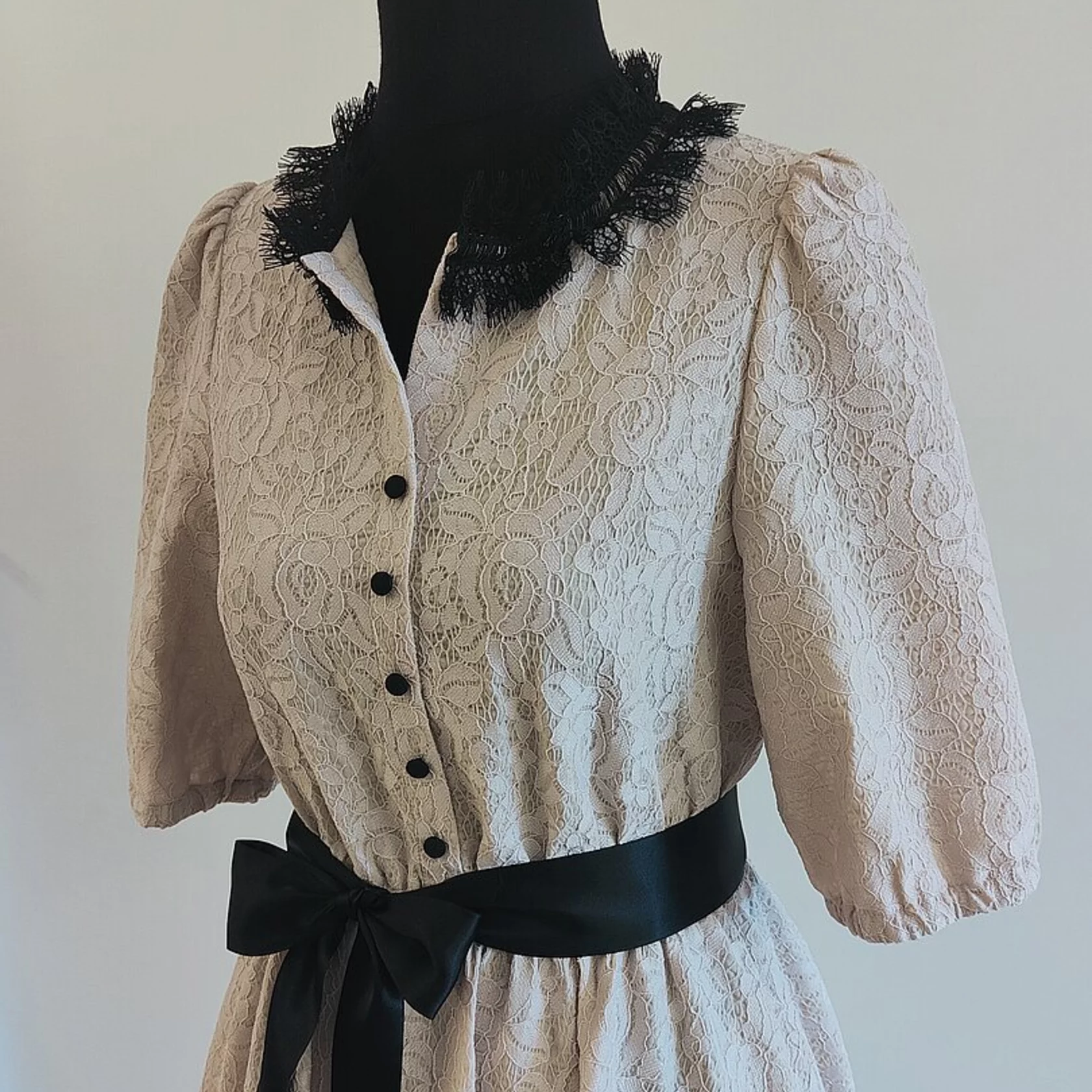 Kurzes Spitzenkleid rose Kurzes Spitzenkleid rose