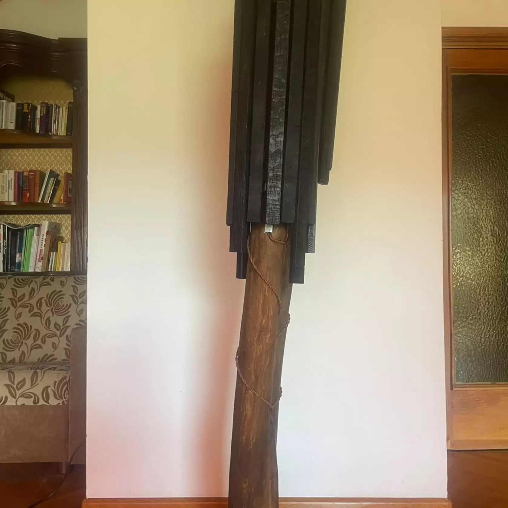 Stehlampe aus Holz & Naturstein – Unikat aus Südtirol Stehlampe aus Holz & Naturstein – Unikat aus Südtirol