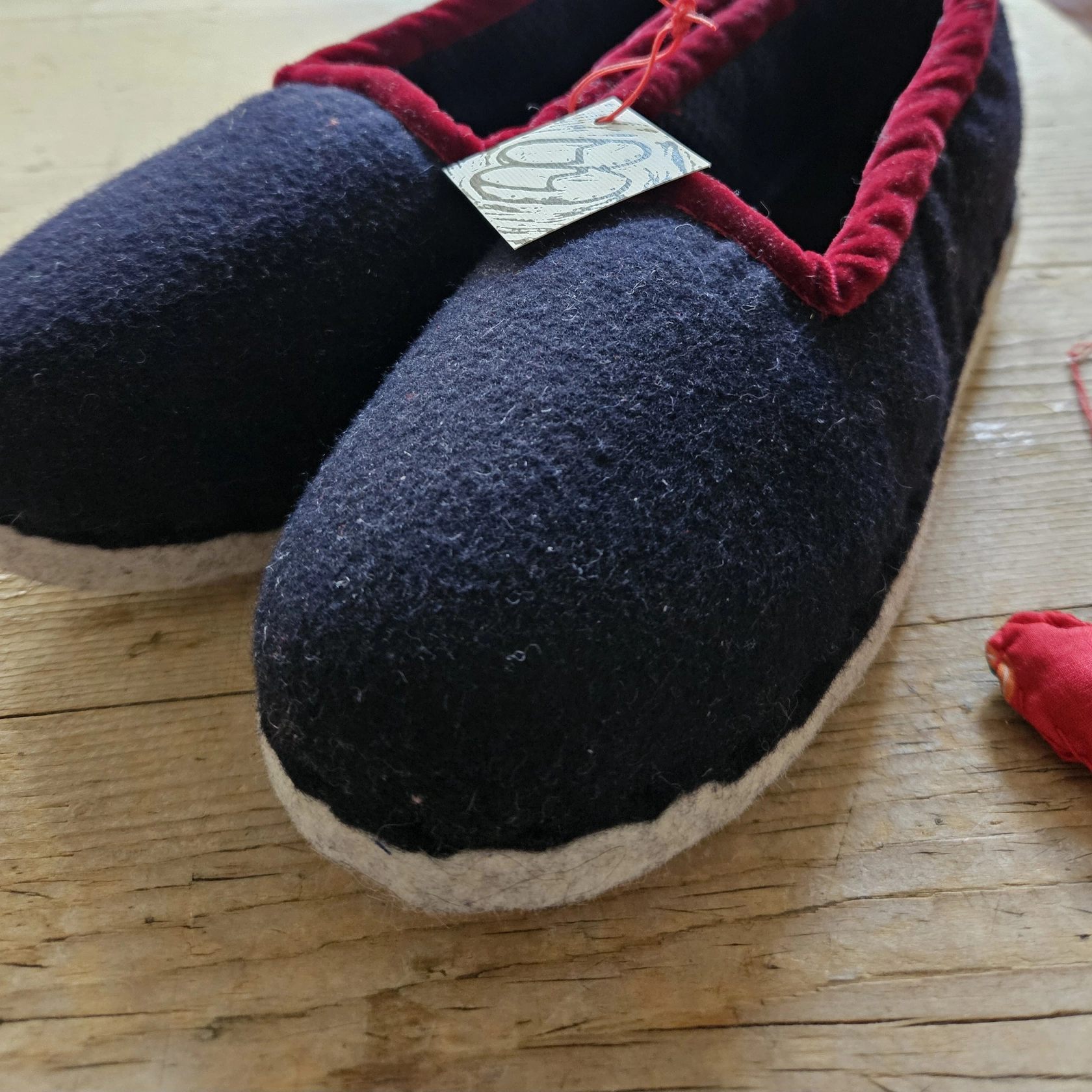 Sarnertoppar, blu scuro, bordo rosso scuro Nr.39