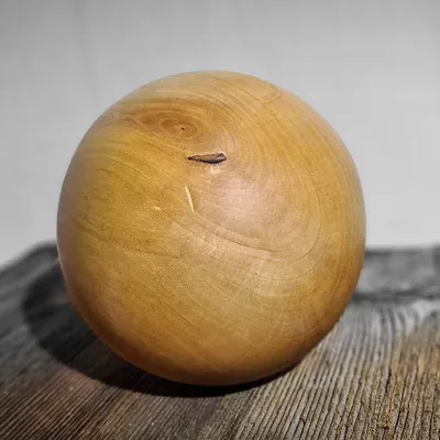 Kugel mit Kirschholz gedrechselt Kugel mit Kirschholz gedrechselt