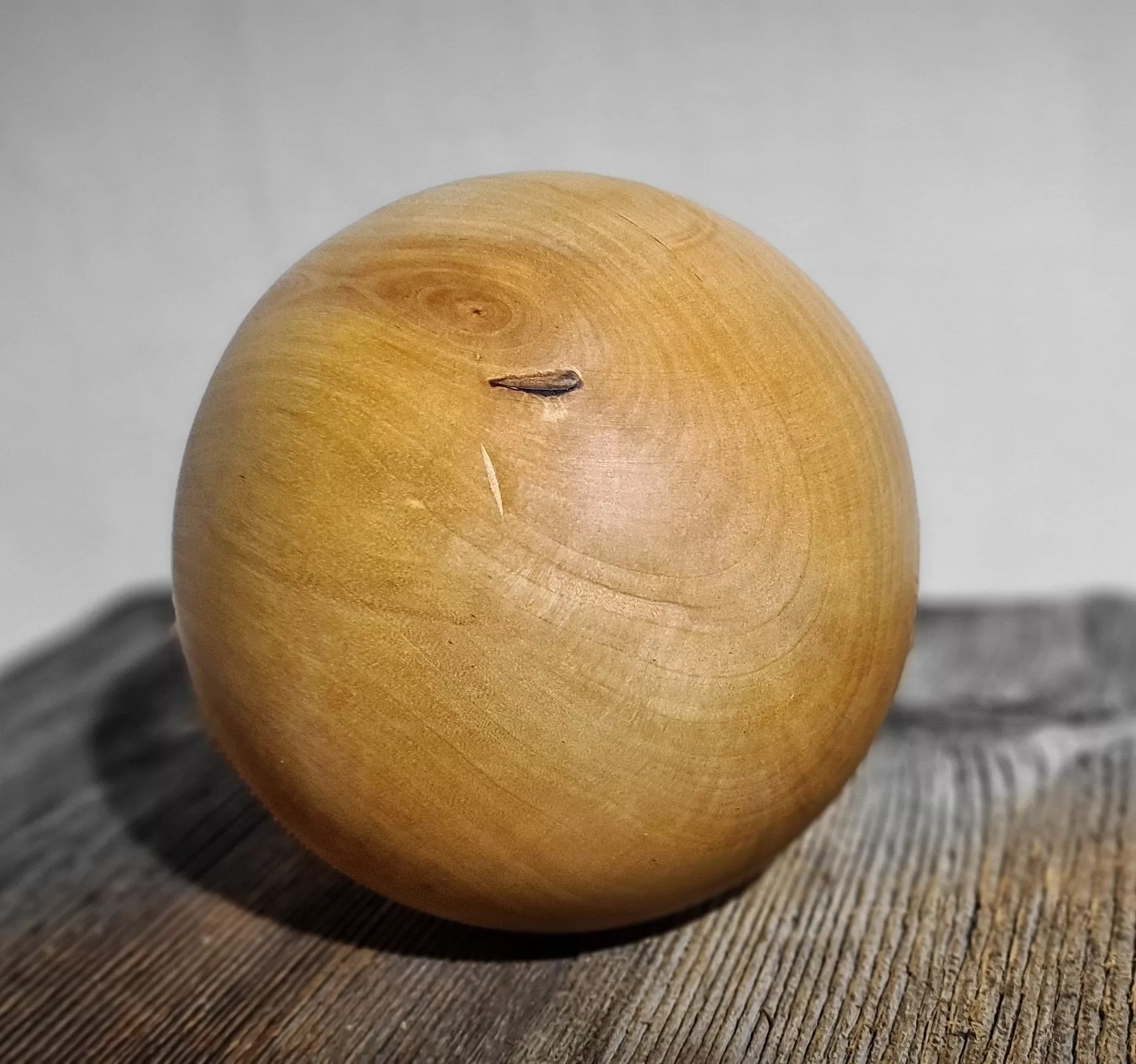 Kugel mit Kirschholz gedrechselt Kugel mit Kirschholz gedrechselt