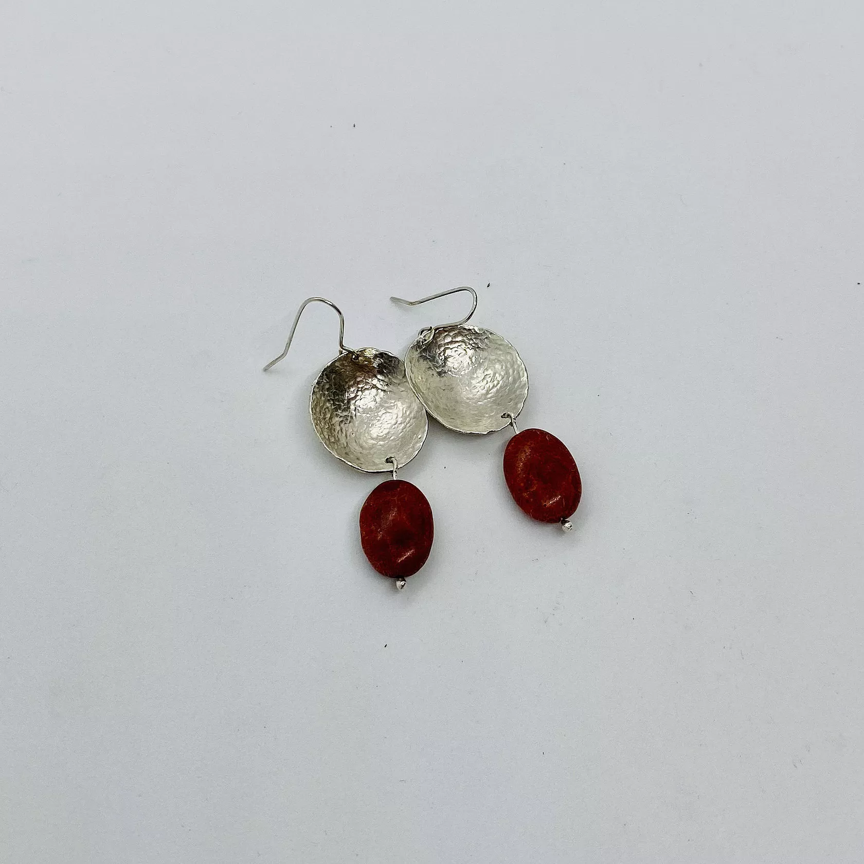orecchini d'argento conchiglia con corallo ovale orecchini d'argento conchiglia con corallo ovale
