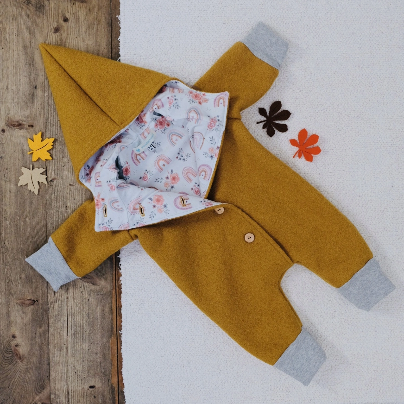 Overall aus Wollwalk - senfgelb mit Blumen und Regenbögen Overall aus Wollwalk - senfgelb mit Blumen und Regenbögen